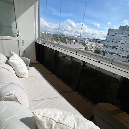 Valoisa Kaksio Merimaisemalla Keskustassa